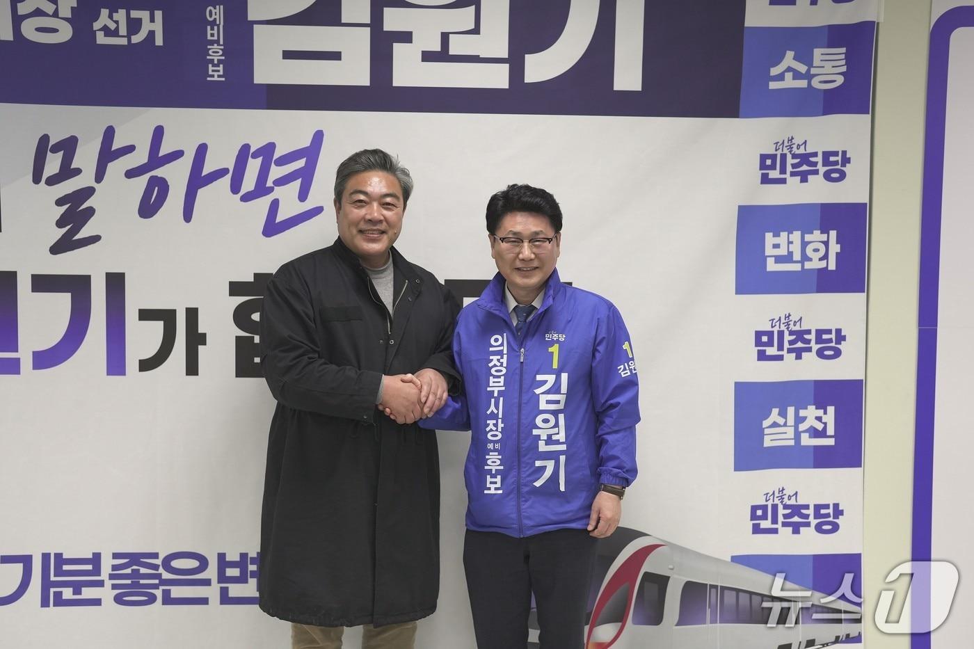 본문 이미지 - 이원종 배우와 더불어민주당 김원기 의정부시장 예비후보 /뉴스1