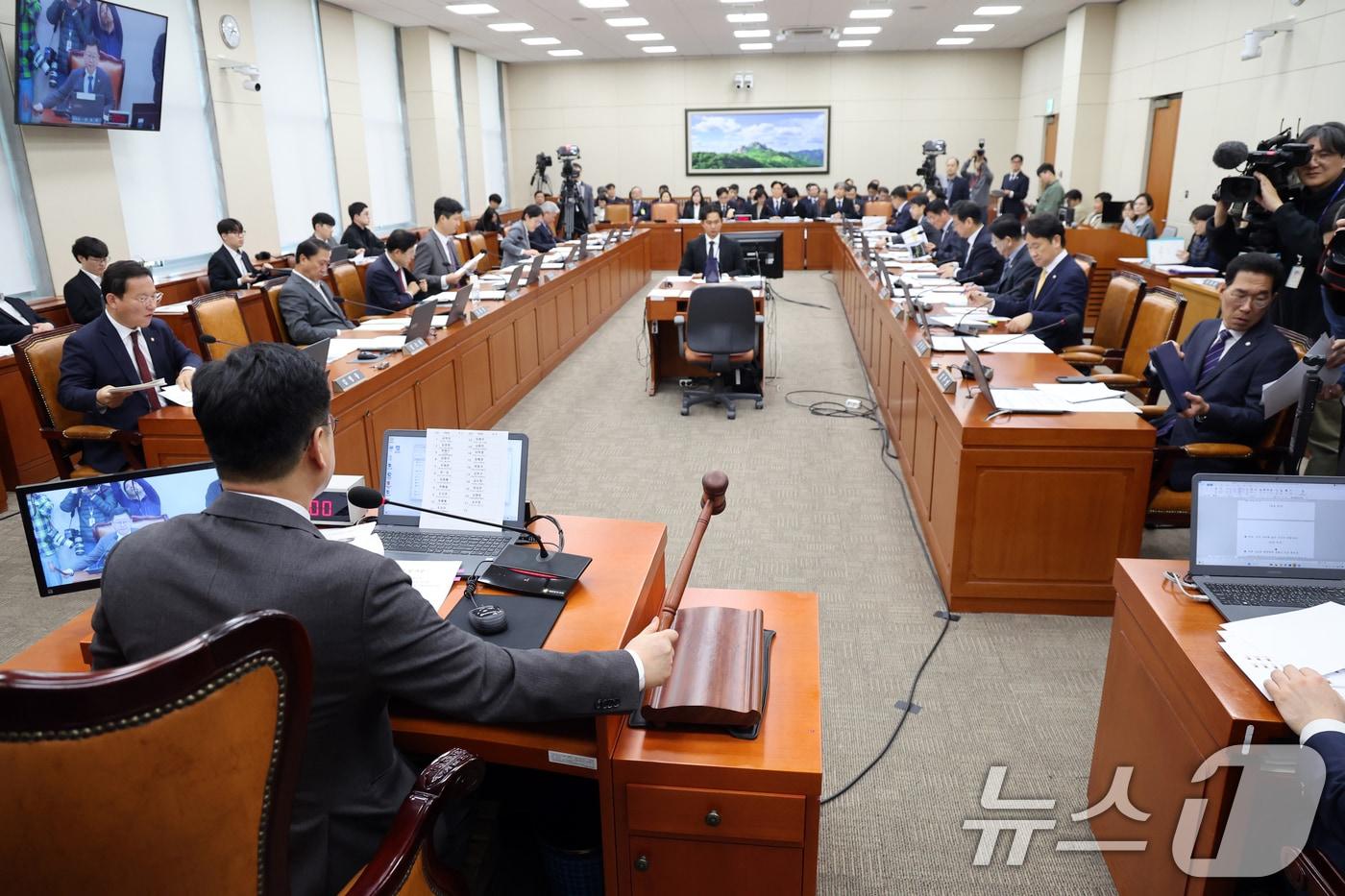 본문 이미지 - 안호영 국회 환노위원장이 25일 서울 여의도 국회에서 열린 기후에너지환경노동위원회 전체회의에서 의사봉을 두드리고 있다. 2026.3.25 ⓒ 뉴스1 황기선 기자