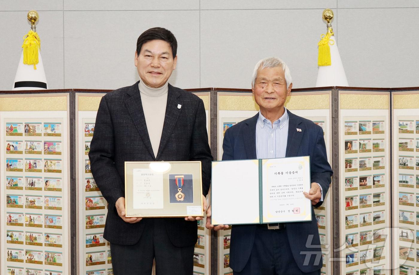 본문 이미지 - 정철원 전남 담양군수가 1988년 서울올림픽 당시 제작된 기념복권을 임홍균씨로부터 기증받고 있다.(담양군 제공. 재배포 및 DB 금지)