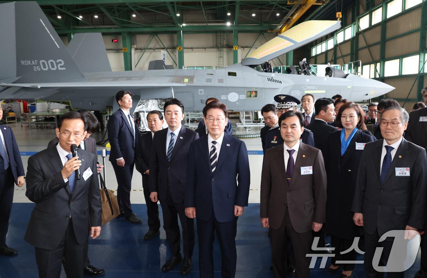 본문 이미지 - 이재명 대통령이 25일 경남 사천 한국항공우주산업(KAI)에서 김종출 KAI 대표이사의 안내를 받으며 KF-21 생산현장을 살펴보고 있다. 2026.3.25 ⓒ 뉴스1 이재명 기자