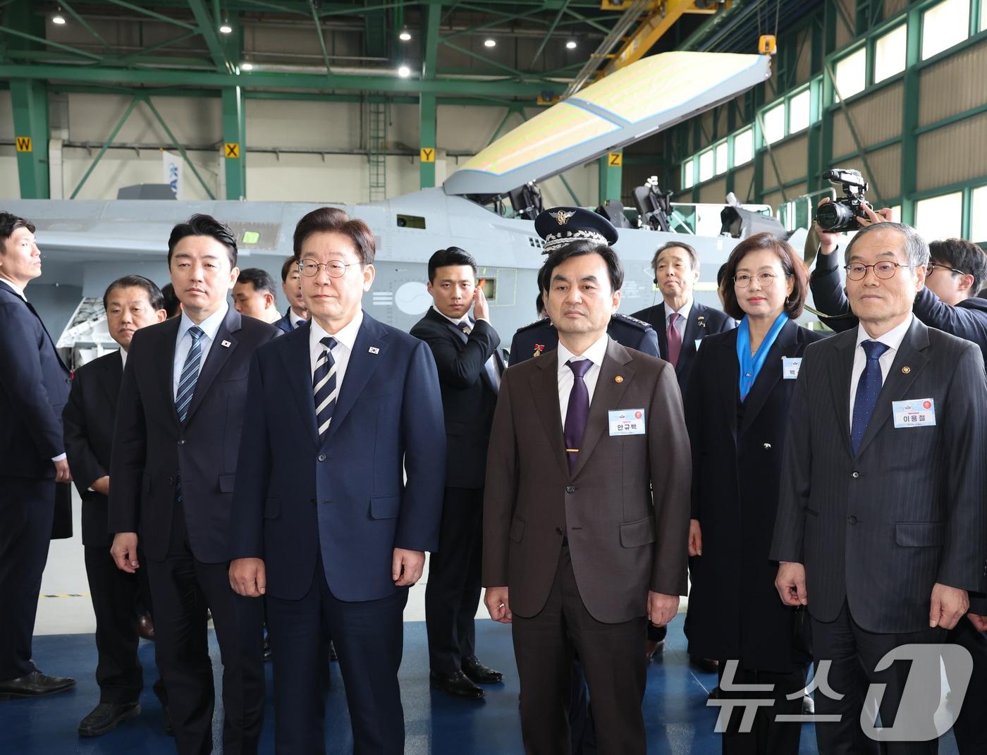 본문 이미지 - 이재명 대통령이 지난 25일 경남 사천 한국항공우주산업(KAI)에서 김종출 KAI 대표이사의 안내를 받으며 KF-21 생산현장을 살펴보고 있다. 2026.3.25 ⓒ 뉴스1 이재명 기자