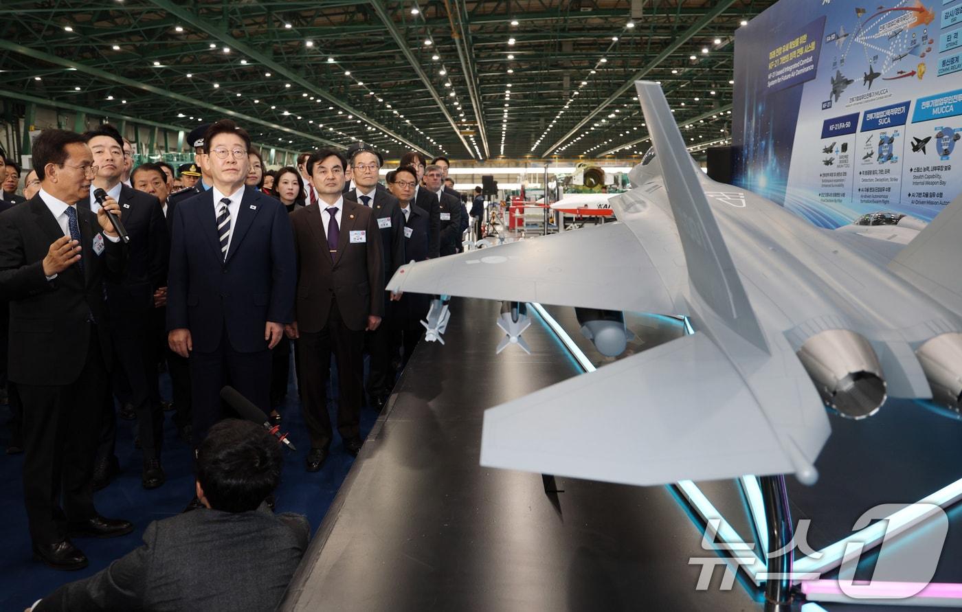 본문 이미지 - 이재명 대통령이 25일 경남 사천 한국항공우주산업(KAI)에서 김종출 KAI 대표이사의 안내를 받으며 KF-21 생산현장을 살펴보고 있다. 2026.3.25 ⓒ 뉴스1 이재명 기자