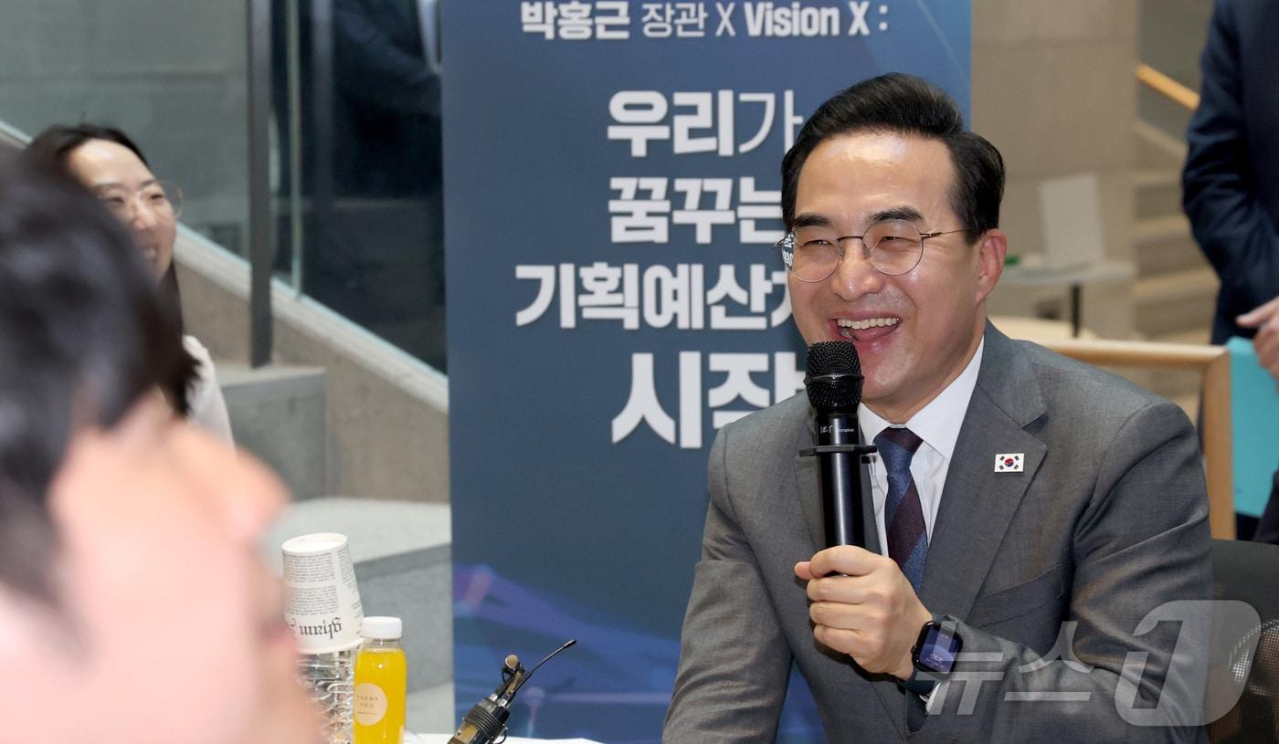 본문 이미지 - 박홍근 신임 기획예산처 장관이 25일 세종시 정부세종청사 기획예산처에서 취임식 대신 직원들과 소통 간담회를 진행하며 대화하고 있다. 2026.3.25 ⓒ 뉴스1 김기남 기자