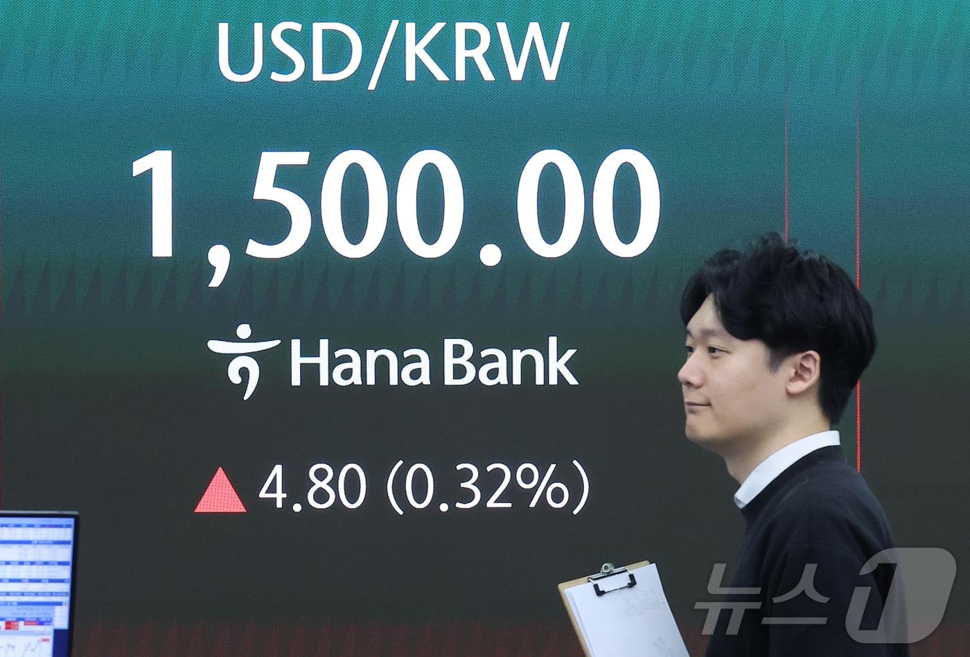 본문 이미지 - 25일 서울 중구 하나은행 본점 딜링룸 전광판에 종가가 표시되고 있다. 이날 코스피는 전장보다 88.29포인트(1.59%) 오른 5,642.21, 코스닥 지수는 전장보다 38.11포인트(3.40%) 오른 1,159.55에 장을 마쳤다. 서울외환시장에서 달러·원 환율은 전일 오후 3시 30분 주간종가 대비 4.5원 오른 1499.7원을 기록했다. 2026.3.25 ⓒ 뉴스1 김성진 기자