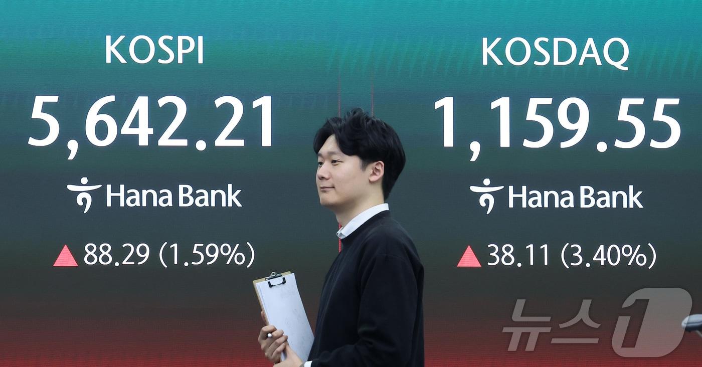 본문 이미지 - 25일 서울 중구 하나은행 본점 딜링룸 전광판에 종가가 표시되고 있다. 2026.3.25 ⓒ 뉴스1 김성진 기자