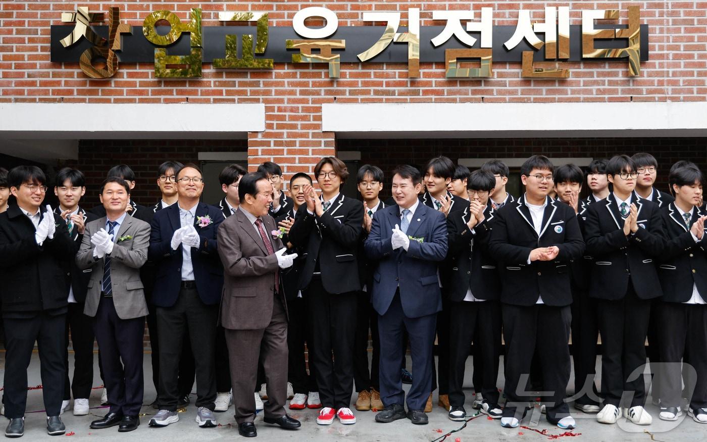 본문 이미지 - 광주시교육청 창업교육거점센터 개소식이 25일 열려 이정선 광주시교육감이 격려하고 있다.(광주시교육청 제공. 재배포 및 DB 금지) 2026.3.25 ⓒ 뉴스1