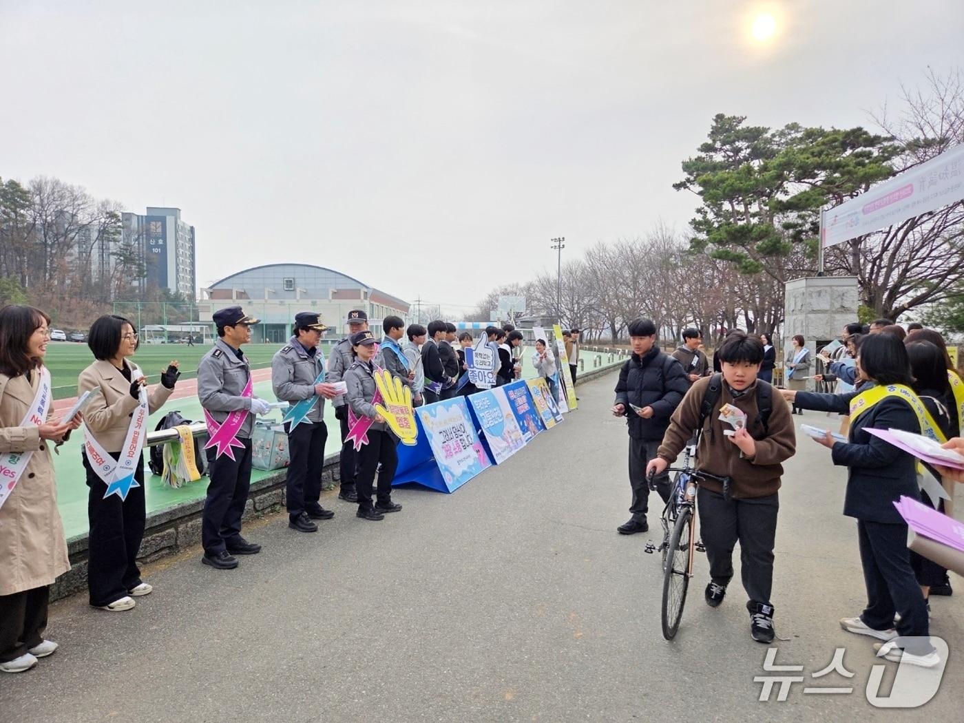 본문 이미지 - 진천교육지원청이 진천경찰서 등 관계기관과 합동으로 진천중학교서 등굣길 캠페인을 벌이는 모습.(진천교육지원청 제공. 재판매 및 DB금지)