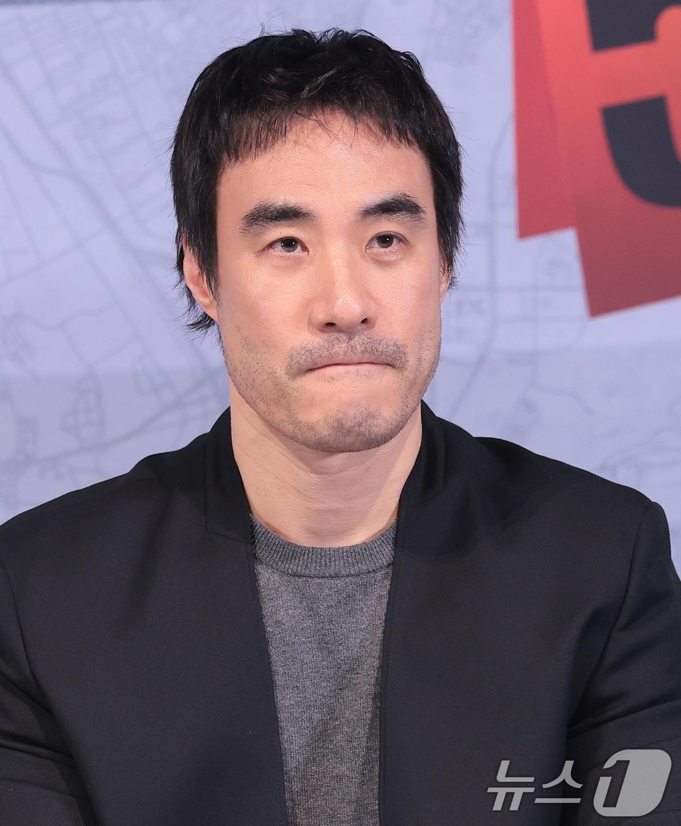 본문 이미지 - 배우 배성우가 25일 오후 서울 용산구 CGV용산아이파크몰에서 열린 영화 ‘끝장수사’(감독 박철환) 언론배급시사회 및 기자간담회에서 취재진 질문을 듣고 있다. ‘끝장수사’는 촌구석으로 좌천된 형사 재혁(배성우 분)이 살인 사건의 진범을 잡기 위해 신입 형사 중호(정가람 분)와 서울로 끝장수사를 떠나면서 벌어지는 이야기를 담은 범죄 수사극이다. ⓒ 뉴스1 권현진 기자