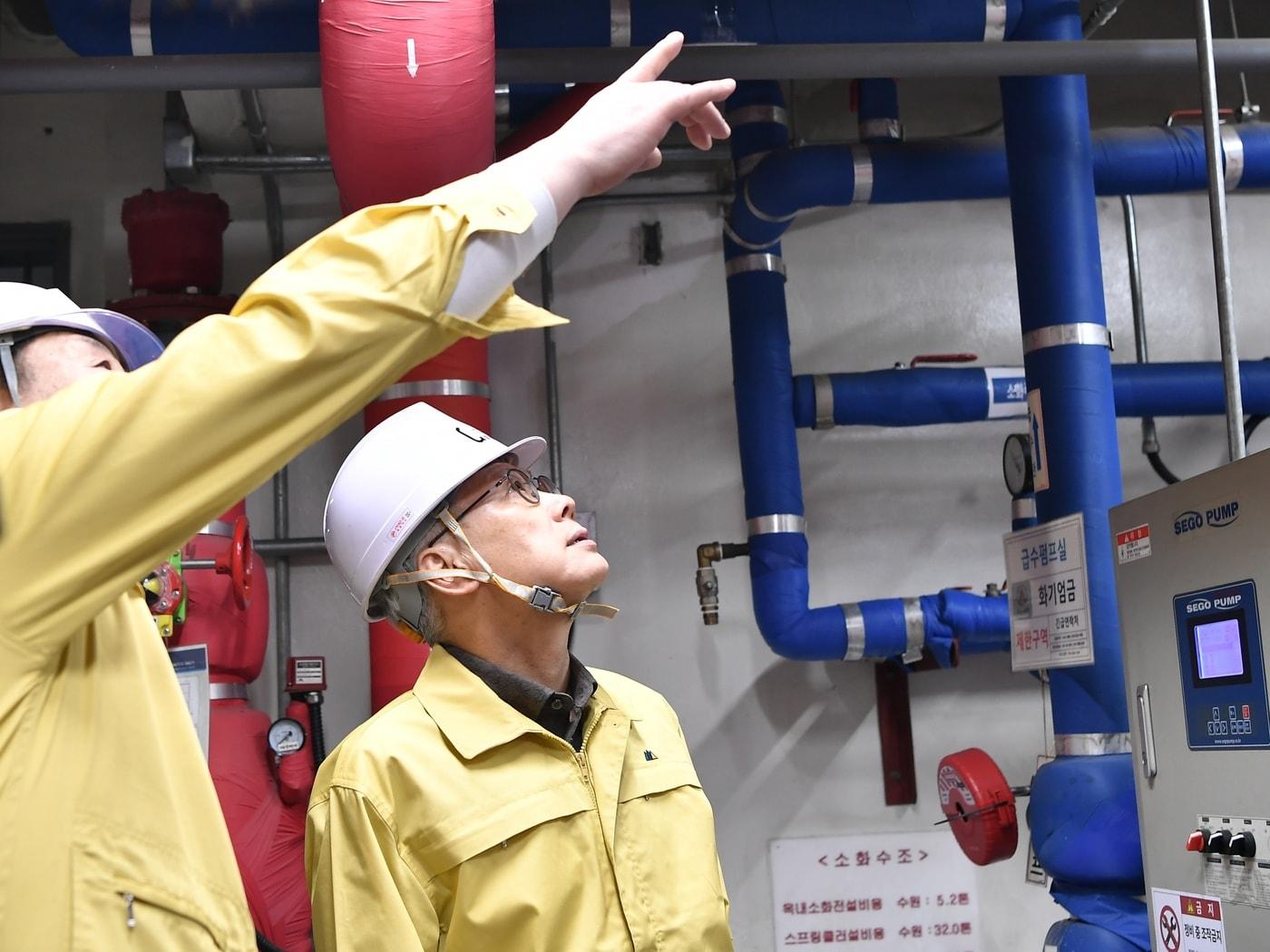 본문 이미지 - 윤두현 GKL 사장이 스프링클러를 점검하고 있다.(GKL 제공)