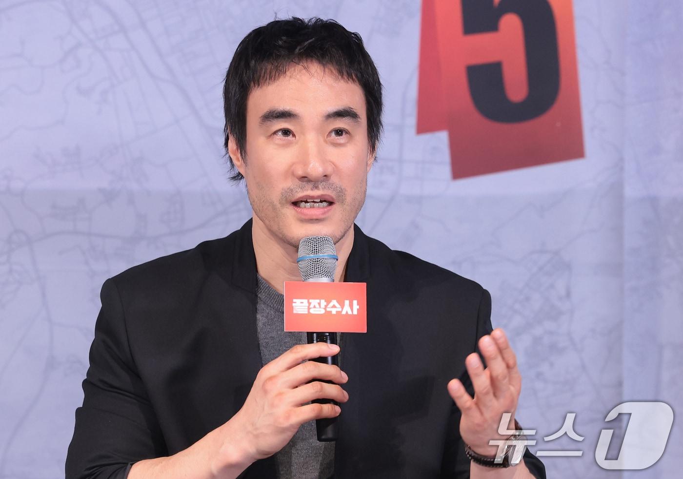 본문 이미지 - 배우 배성우가 25일 오후 서울 용산구 CGV용산아이파크몰에서 열린 영화 ‘끝장수사’(감독 박철환) 언론배급시사회 및 기자간담회에서 취재진 질문에 답하고 있다. ‘끝장수사’는 촌구석으로 좌천된 형사 재혁(배성우 분)이 살인 사건의 진범을 잡기 위해 신입 형사 중호(정가람 분)와 서울로 끝장수사를 떠나면서 벌어지는 이야기를 담은 범죄 수사극이다. 2026.3.25 ⓒ 뉴스1 권현진 기자