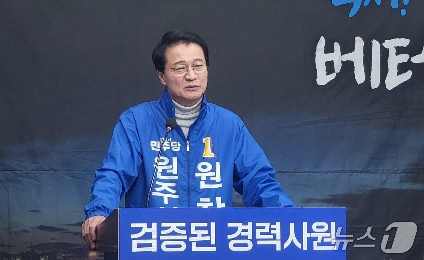 본문 이미지 - 제9회 전국동시지방선거로 4선 강원 원주시장에 도전하는 원창묵 더불어민주당 예비후보(65)가 25일 원주시청에서 회견을 열고 관광분야 공약을 발표하고 있다. 2026.3.25/뉴스1 신관호 기자