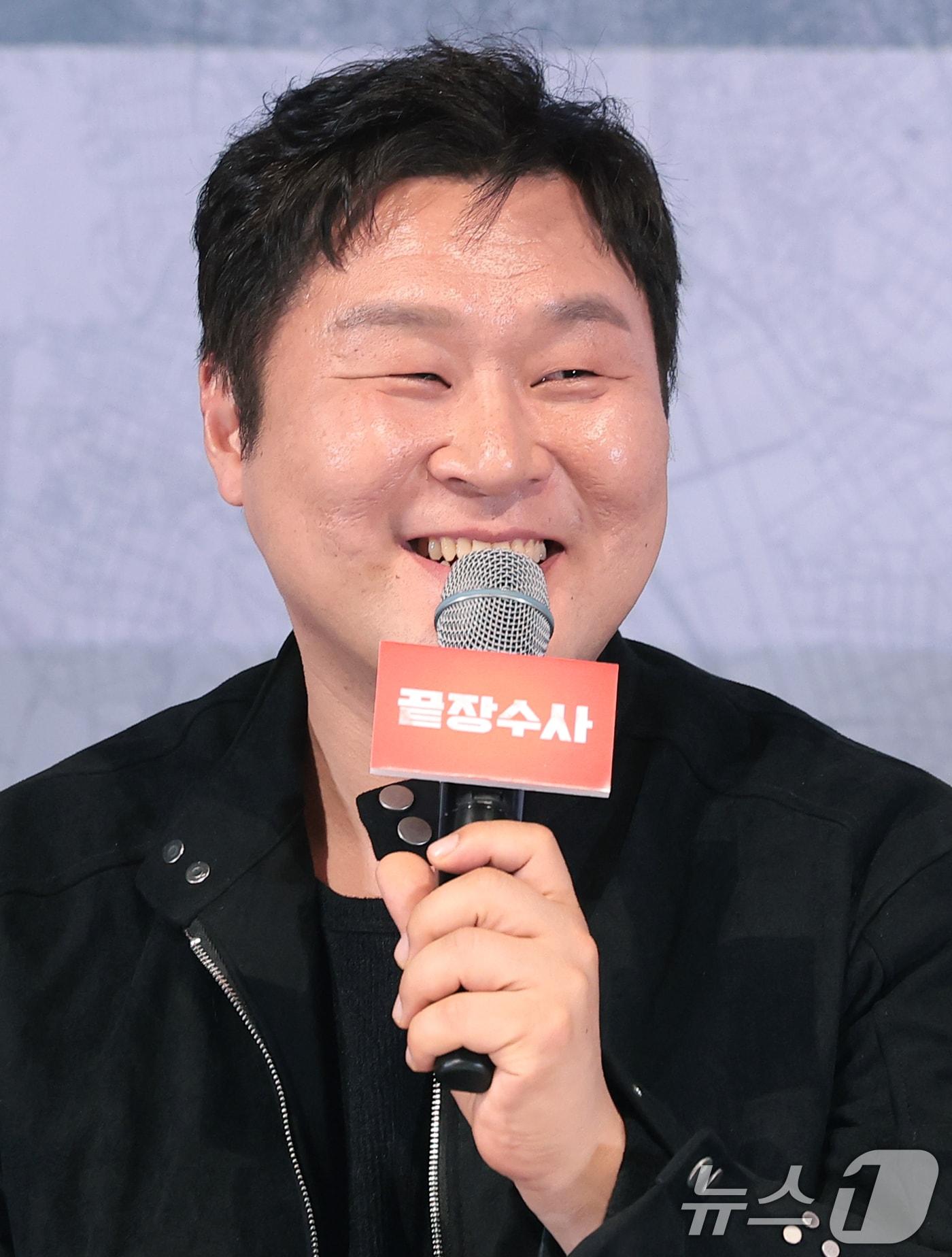 본문 이미지 - 배우 윤경호가 25일 오후 서울 용산구 CGV용산아이파크몰에서 열린 영화 ‘끝장수사’(감독 박철환) 언론배급시사회 및 기자간담회에서 인사말을 하고 있다. ‘끝장수사’는 촌구석으로 좌천된 형사 재혁(배성우 분)이 살인 사건의 진범을 잡기 위해 신입 형사 중호(정가람 분)와 서울로 끝장수사를 떠나면서 벌어지는 이야기를 담은 범죄 수사극이다. ⓒ 뉴스1 권현진 기자