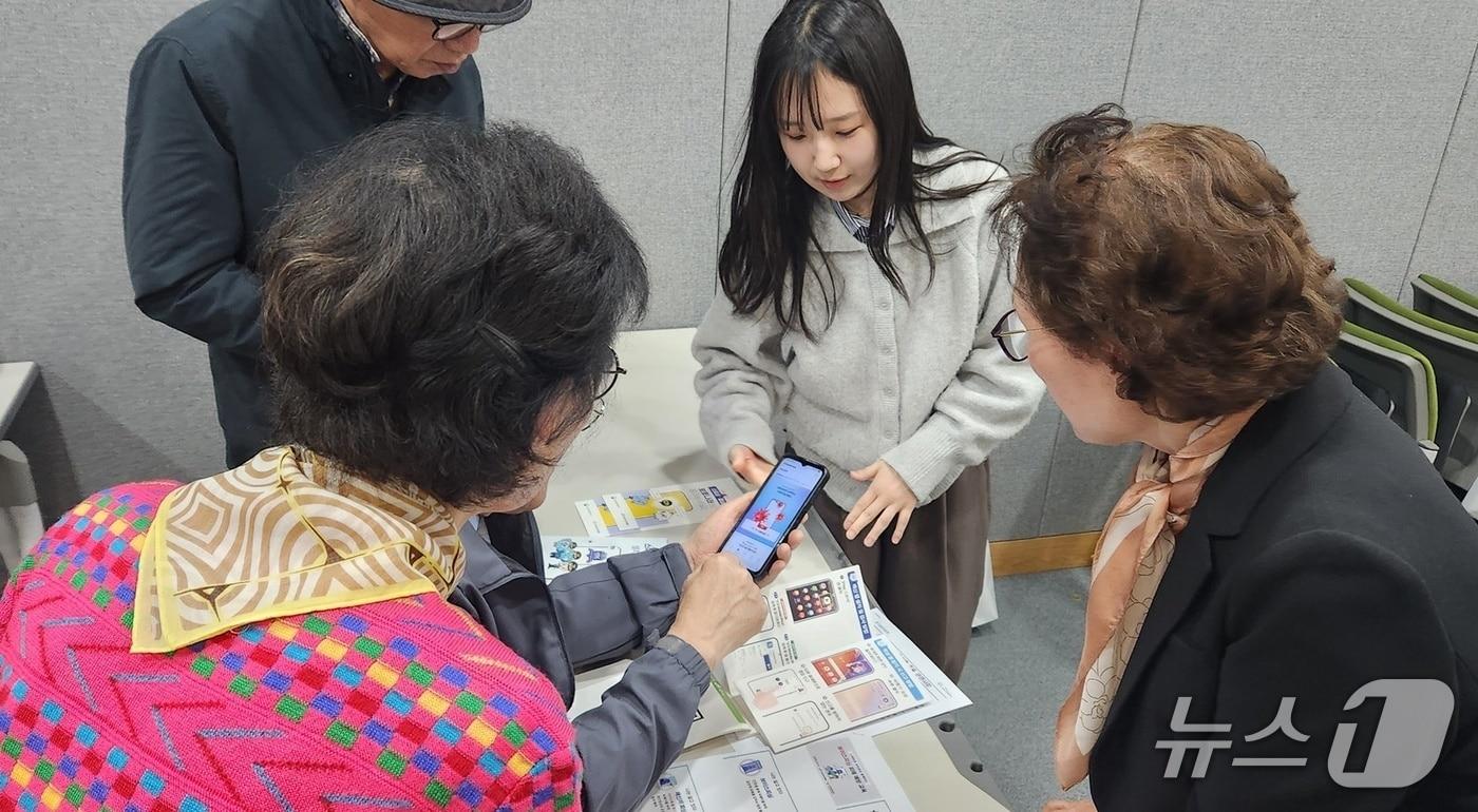 본문 이미지 - 경기도 스마트폰 보안관 활동 모습.(경기도 제공. 재판매 및 DB금지)