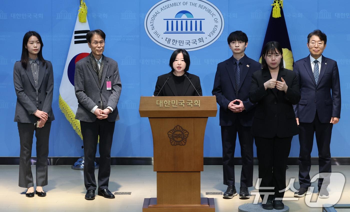 본문 이미지 - 최정민 더불어민주당 서울시당 공천관리위원회 부위원장 및 대변인이 25일 오후 서울 여의도 국회 소통관에서 기초단체장 1차 공천 심사 결과를 발표하고 있다. 2026.3.25 ⓒ 뉴스1 황기선 기자