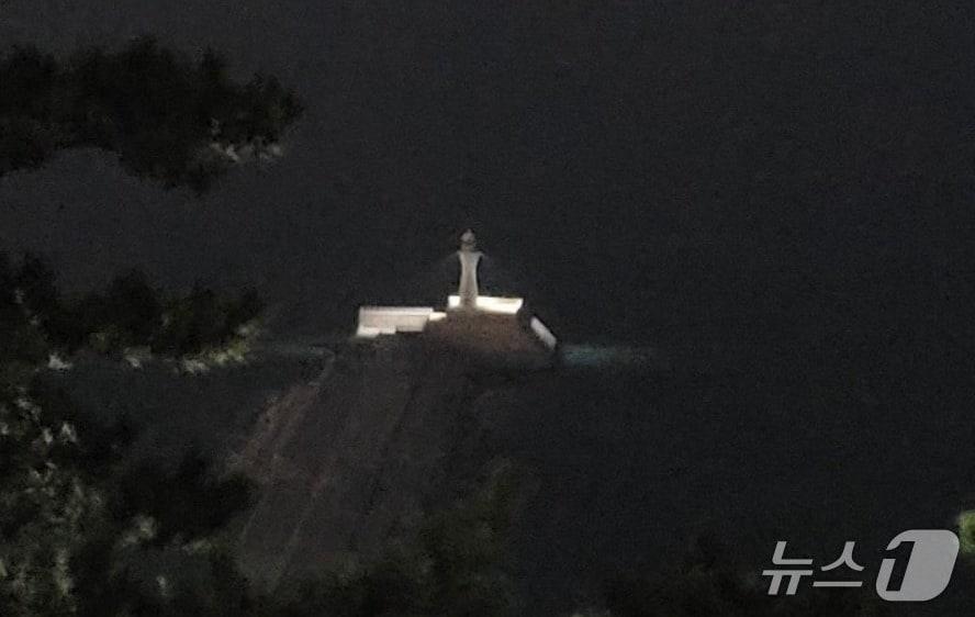 본문 이미지 - 부산항 북항 등대에 설치된 투광등이 작동되는 모습 (부산해수청 제공. 재판매 및 DB금지)