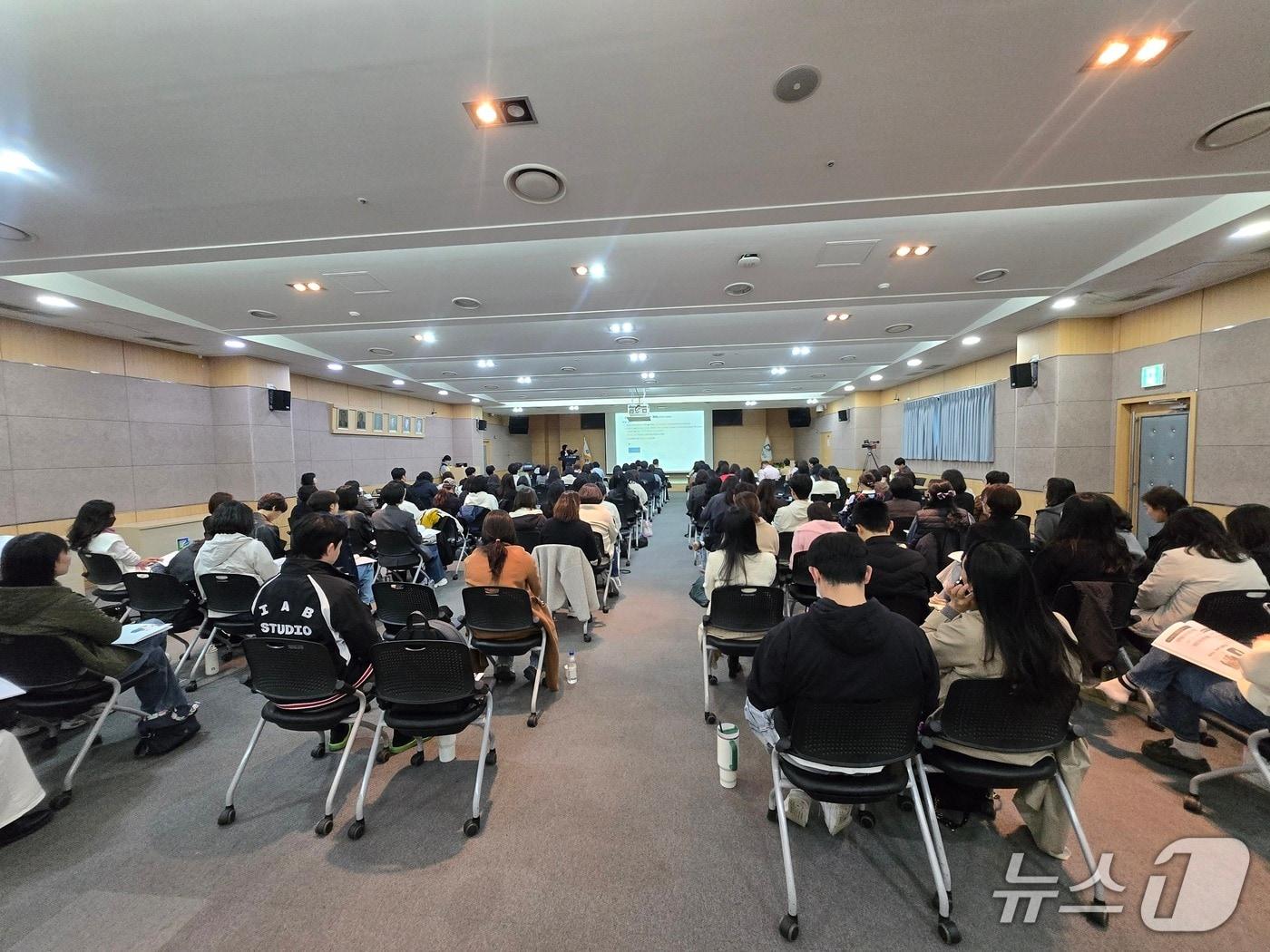 본문 이미지 - 광주남구청소년진로체험지원센터가 광주 남구청 8층 대회의실에서 '2026년 진로강사 역량강화교육'을 진행하고 있다.(센터 제공. 재판매 및 DB 금지)