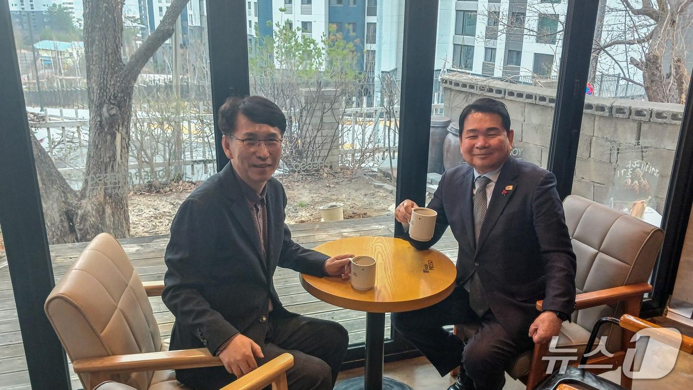 본문 이미지 - 지난 24일 춘천의 한 카페에서 만난 최광익 강원도교육감 예비후보와 신경호 현 강원도교육감.(최광익 후보 측 제공, 재판매 및 DB금지)