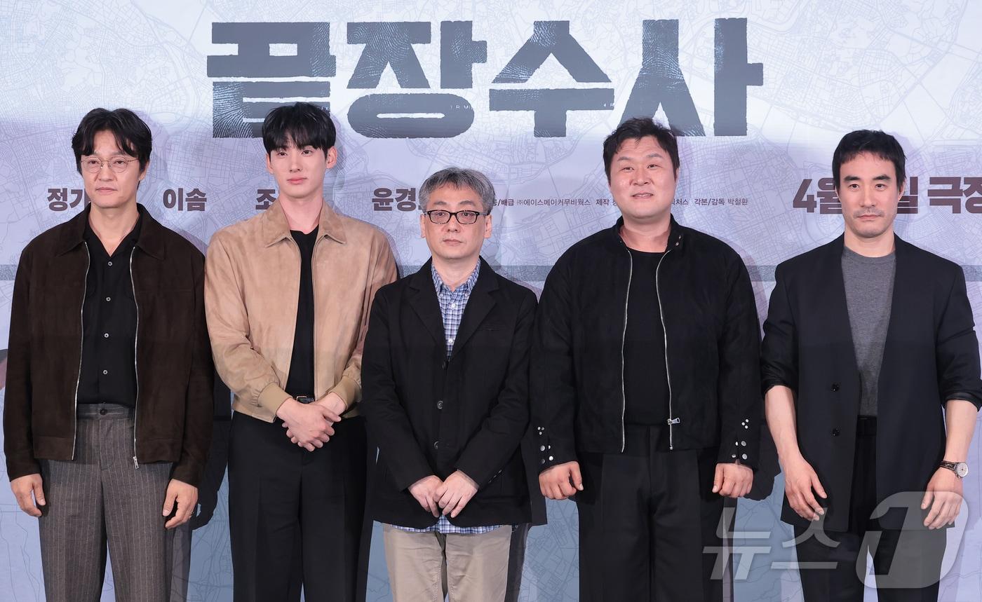 본문 이미지 - 배우 조한철(왼쪽부터)과 정가람, 박철환 감독, 윤경호, 배성우가 25일 오후 서울 용산구 CGV용산아이파크몰에서 열린 영화 ‘끝장수사’ 언론배급시사회 및 기자간담회에서 포즈를 취하고 있다. ‘끝장수사’는 촌구석으로 좌천된 형사 재혁(배성우 분)이 살인 사건의 진범을 잡기 위해 신입 형사 중호(정가람 분)와 서울로 끝장수사를 떠나면서 벌어지는 이야기를 담은 범죄 수사극이다. 2026.3.25 ⓒ 뉴스1 권현진 기자