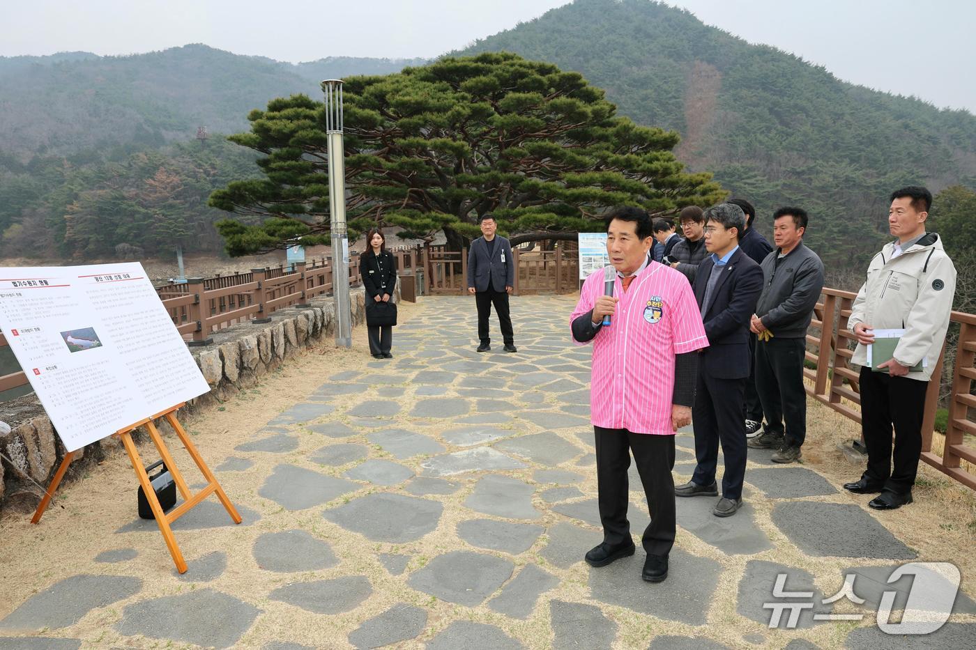 본문 이미지 - 나동연 양산시장이 양산 법기수원지에서 현장 브리핑을 진행하고 있다. (양산시 제공. 재판매 및 DB금지)