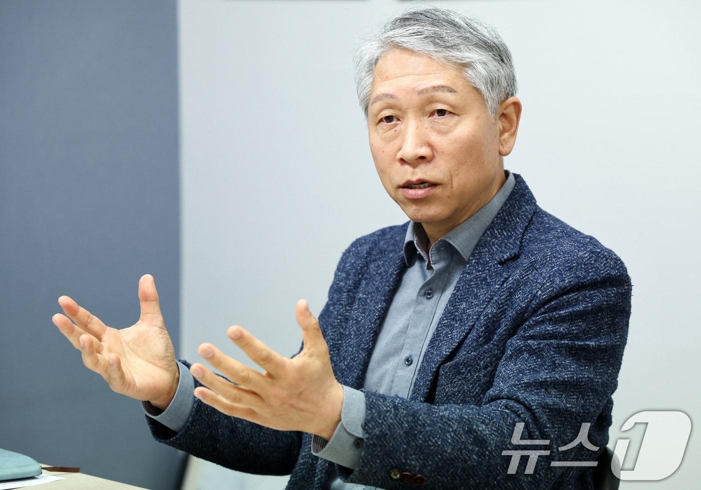 본문 이미지 - 홍상영 우리민족서로돕기운동본부 사무총장이 지난 25일 서울 마포구 우리민족서로돕기운동본부에서 뉴스1과 인터뷰를 하고 있다. ⓒ 뉴스1 최지환 기자