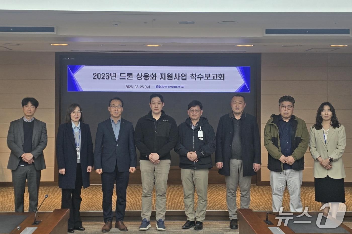 본문 이미지 - 25일 열린 '2026년 무인기 상용화 지원사업' 착수보고회에서 참석자들이 기념촬영을 하고 있는 모습 (남부발전 제공. 재판매 및 DB금지)