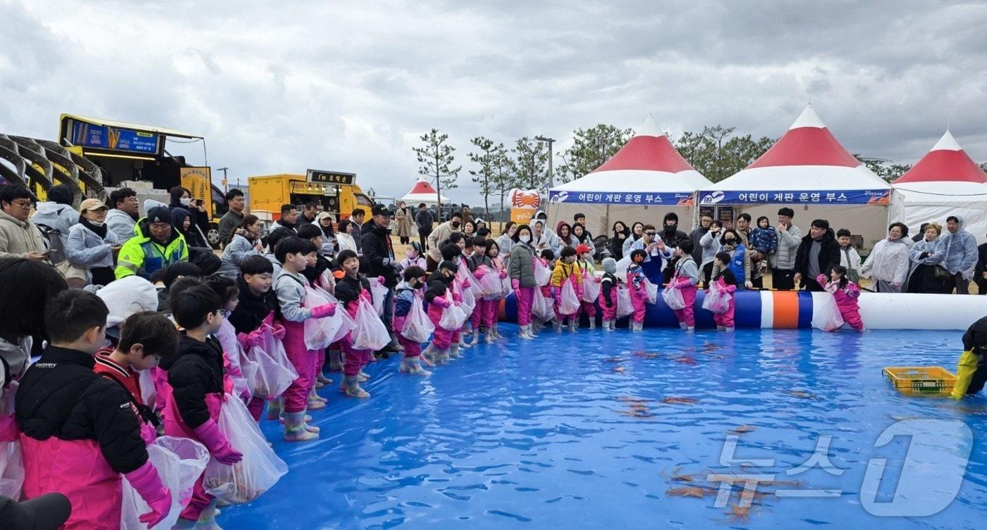 본문 이미지 - 경북도는 26일 ‘경북 방문의 해’를 맞아 봄철 대표 축제를 통해 지역 관광 매력과 문화자원을 본격적으로 선보인다고 밝혔다. 사진은 영덕대게 축제 모습.(경북도 제공, 재판매 및 DB 금지)