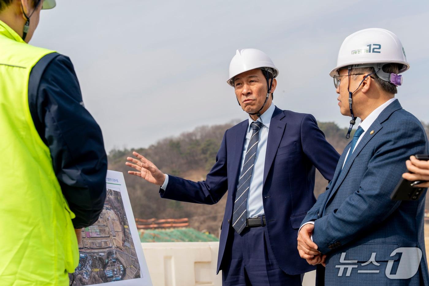 본문 이미지 - 우상호 더불어민주당 강원특별자치도지사 후보는 25일 원주 부론산업단지와 연세대 원주세브란스기독병원을 방문하는 등 '원주·횡성권 현장 정책투어'를 실시했다.(우상호 후보 측 제공. 재판매 및 DB 금지)/뉴스1