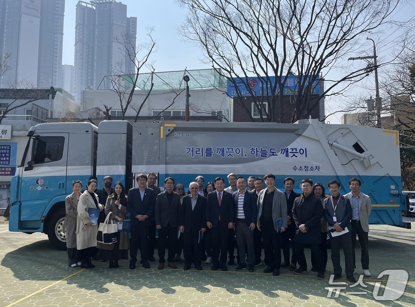 본문 이미지 - 지난 24일 진행된 대만 타이난시 교통국 방문단 대상 실무 견학에 참석한 관계자들이 수소청소차 앞에서 기념촬영을 하는 모습 (부산 동구 제공. 재판매 및 DB금지)