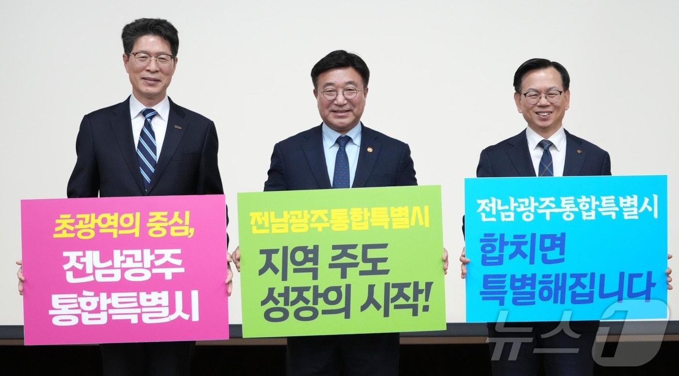 본문 이미지 - 황기연 전라남도지사 권한대행이 25일 광주 일가정양립지원본부에서 열린 ‘전남광주통합특별시 출범 준비 합동 워크숍’에서 윤호중 행정안전부 장관, 고광완 광주광역시 권한대행 등 참석자들과 기념촬영을 하고 있다.(전남도 제공. 재판매 및 DB금지) 2026.3.25 ⓒ 뉴스1