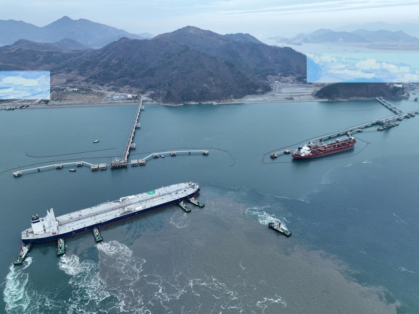 본문 이미지 - 한국석유공사 여수비축기지에 아랍에미리트(UAE) 아부다비 국영석유사(ADNOC)의 원유 2백만 배럴이 입고되는 모습 (한국석유공사 제공) 2025.325 /뉴스1
