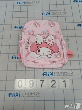 본문 이미지 - 해외 온라인 플랫폼에서 판매 중인 가방에서 유해물질이 검출됐다.(서울시 제공)