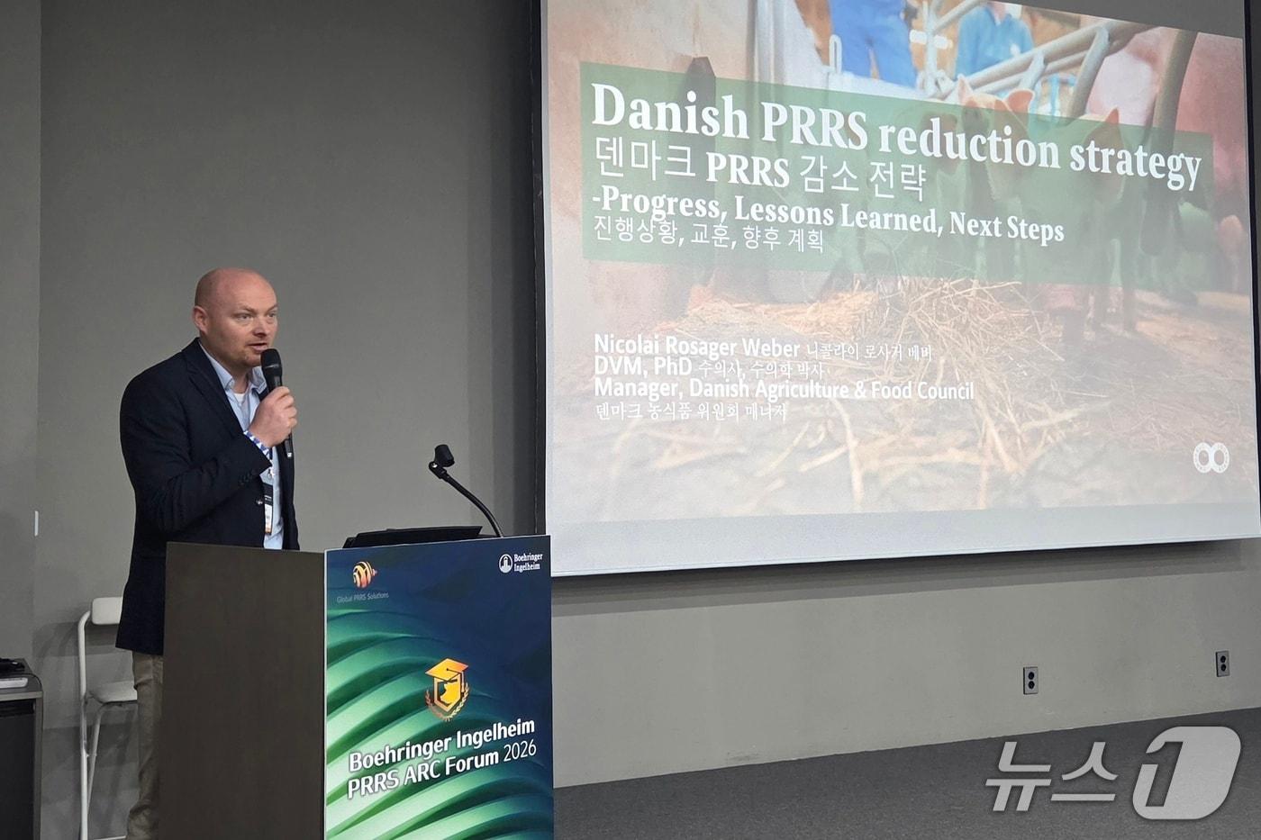 본문 이미지 - 니콜라이 베버 박사가 덴마크의 국가 PRRS 저감 모델에 대해 발표하고 있다. ⓒ 뉴스1 한송아 기자