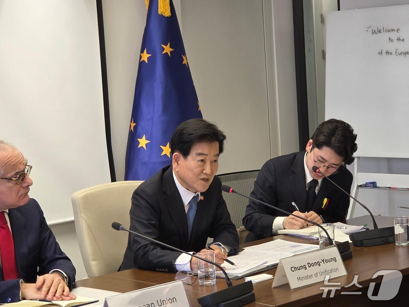 본문 이미지 - 정동영 통일부 장관이 25일 주한 EU 대표부 초청으로 열린 EU 회원국 대사 정례모임에 참석해 이재명 정부의 '한반도 평화공존 정책'을 설명하고 국제사회의 협조를 요청했다. 2026.03.25. (통일부 제공)