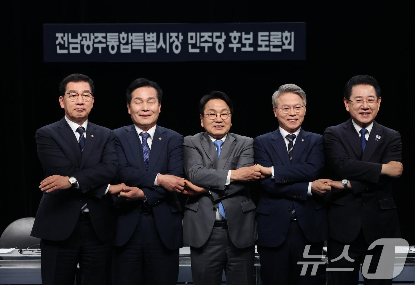 본문 이미지 - 25일 광주 서구 KBC광주방송에서 열린 민주당 전남광주특별시장 본경선 토론회에서 후보들이 손을 맞잡고 있다. 왼쪽부터 신정훈, 주철현, 강기정, 민형배, 김영록 후보. 2026.3.25 ⓒ 뉴스1 김태성 기자