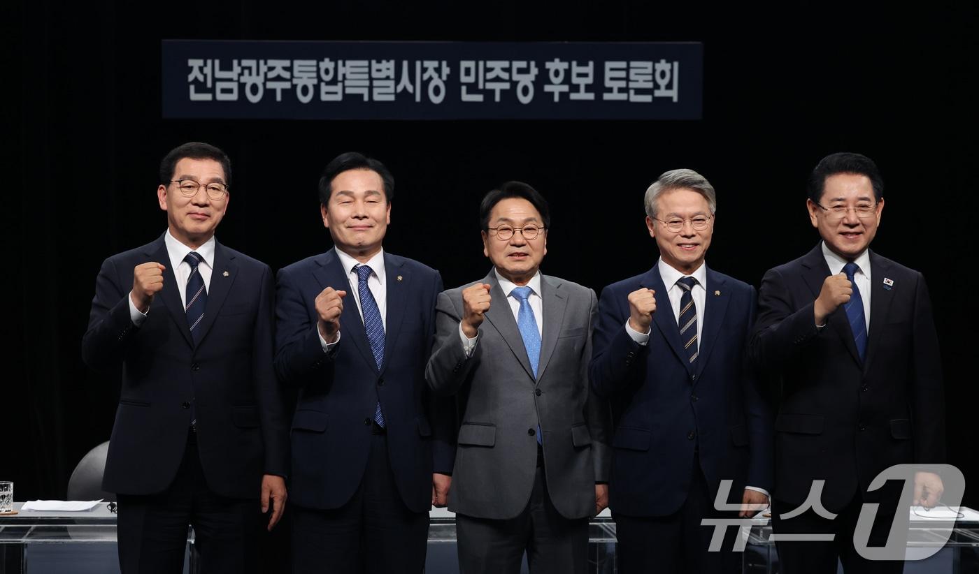 본문 이미지 - 25일 광주 서구 KBC광주방송에서 열린 민주당 전남광주특별시장 본경선 토론회에서 후보들이 승리를 다짐하고 있다. 왼쪽부터 신정훈, 주철현, 강기정, 민형배, 김영록 후보. 2026.3.25 ⓒ 뉴스1 김태성 기자