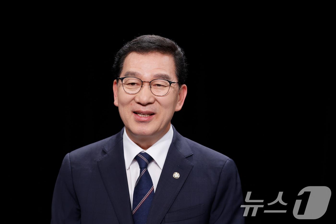 본문 이미지 - 25일 광주 서구 KBC광주방송에서 열린 민주당 전남광주특별시장 본경선 토론회에서 신정훈 후보가 발언하고 있다. 2026.3.25 ⓒ 뉴스1 김태성 기자