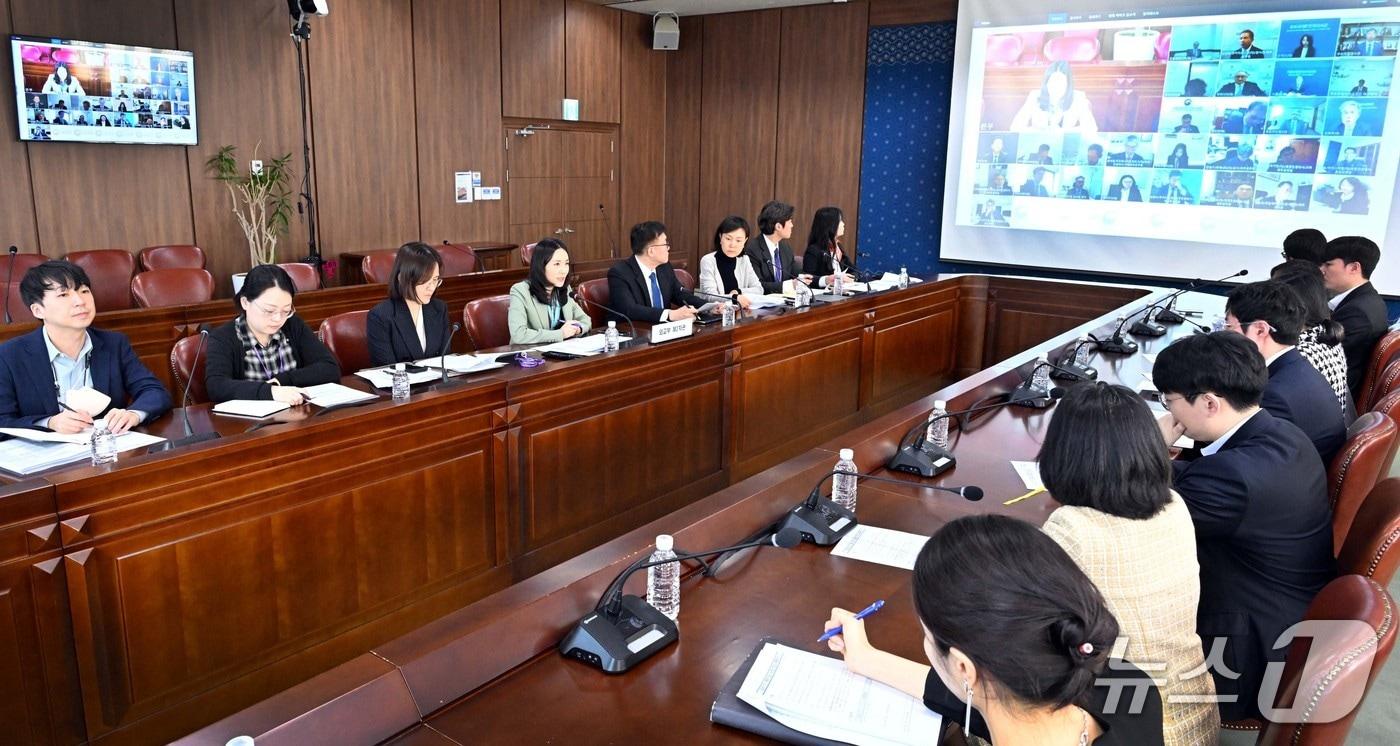 본문 이미지 -  김진아 외교부 2차관이 25일 서울에서 주요국 재외공관장들과 화상으로 '공급망 위기 품목 점검 공관장 회의'를 주재하고 있다. 2026.03.25. (외교부 제공)