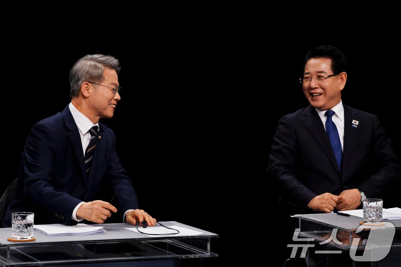 본문 이미지 - 25일 광주 서구 KBC광주방송에서 열린 민주당 전남광주특별시장 본경선 토론회에 앞서 민형배(왼쪽) 후보와 김영록 후보가 대화를 나누고 있다. 2026.3.25 ⓒ 뉴스1 김태성 기자