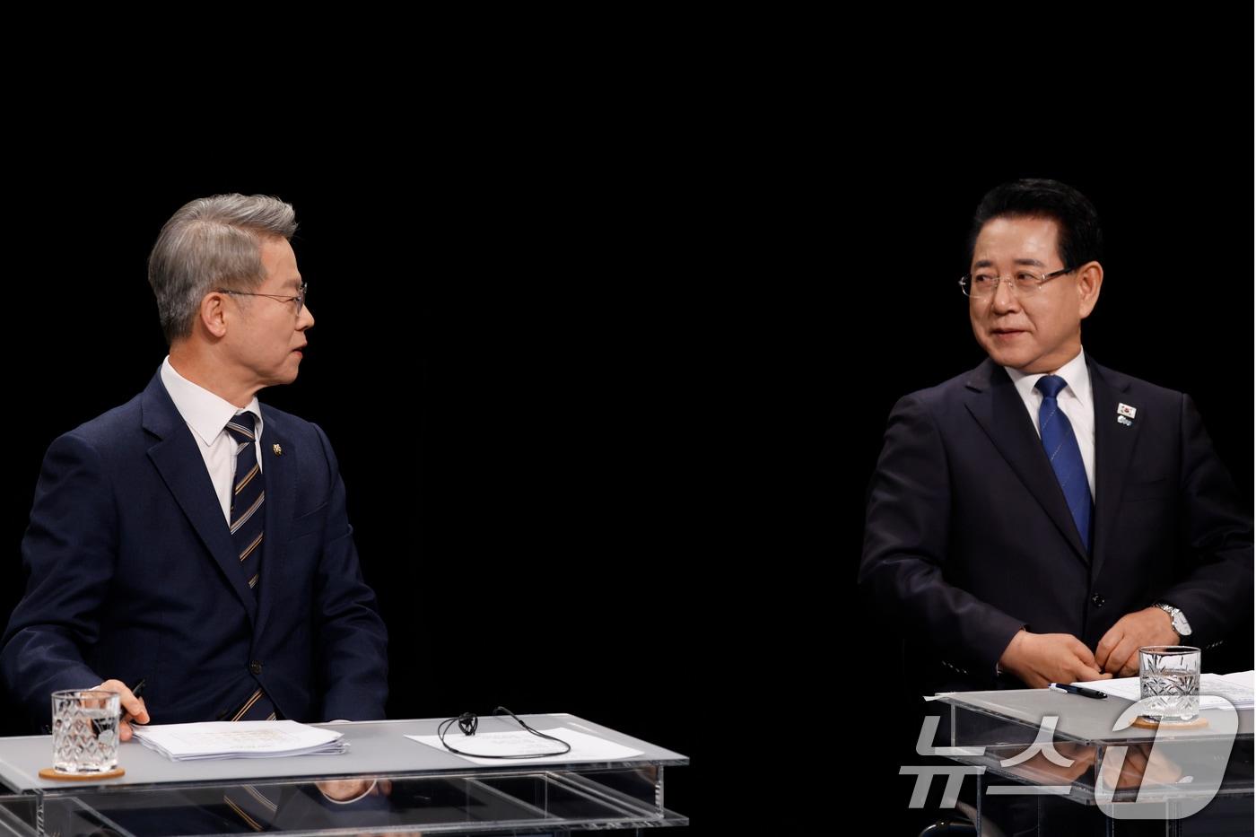 본문 이미지 - 25일 광주 서구 KBC광주방송에서 열린 민주당 전남광주특별시장 본경선 토론회에 앞서 민형배(왼쪽) 후보와 김영록 후보가 대화를 나누고 있다. 2026.3.25 ⓒ 뉴스1 김태성 기자