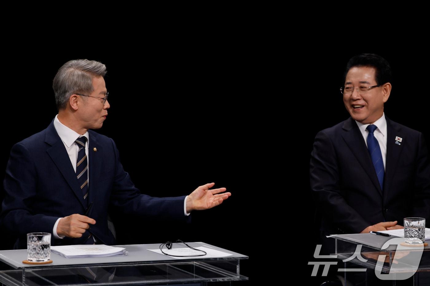 본문 이미지 - 25일 광주 서구 KBC광주방송에서 열린 민주당 전남광주특별시장 본경선 토론회에 앞서 민형배(왼쪽) 후보와 김영록 후보가 대화를 나누고 있다. 2026.3.25 ⓒ 뉴스1 김태성 기자