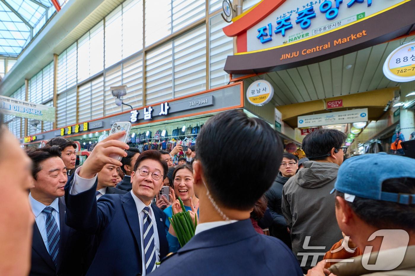 본문 이미지 - 이재명 대통령이 25일 경남 진주시 대안동 진주중앙시장을 찾아 시민들과 기념촬영을 하고 있다. (청와대 제공. 재판매 및 DB 금지) 2026.3.25 ⓒ 뉴스1 이재명 기자