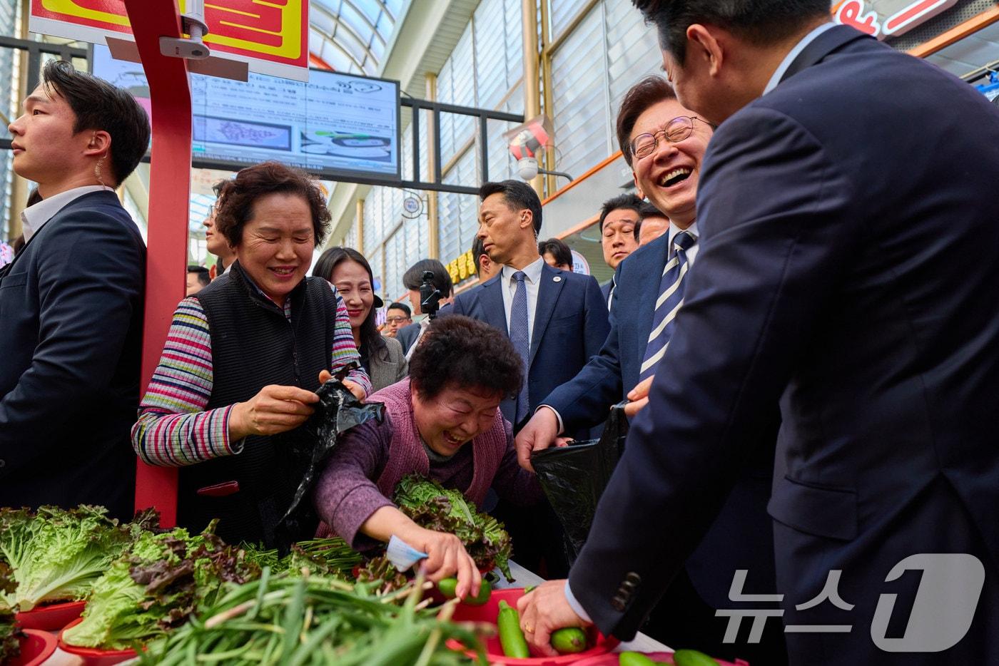 본문 이미지 - 이재명 대통령이 25일 경남 진주시 대안동 진주중앙시장을 찾아 상인과 대화를 하고 있다. (청와대 제공. 재판매 및 DB 금지) 2026.3.25 ⓒ 뉴스1 이재명 기자