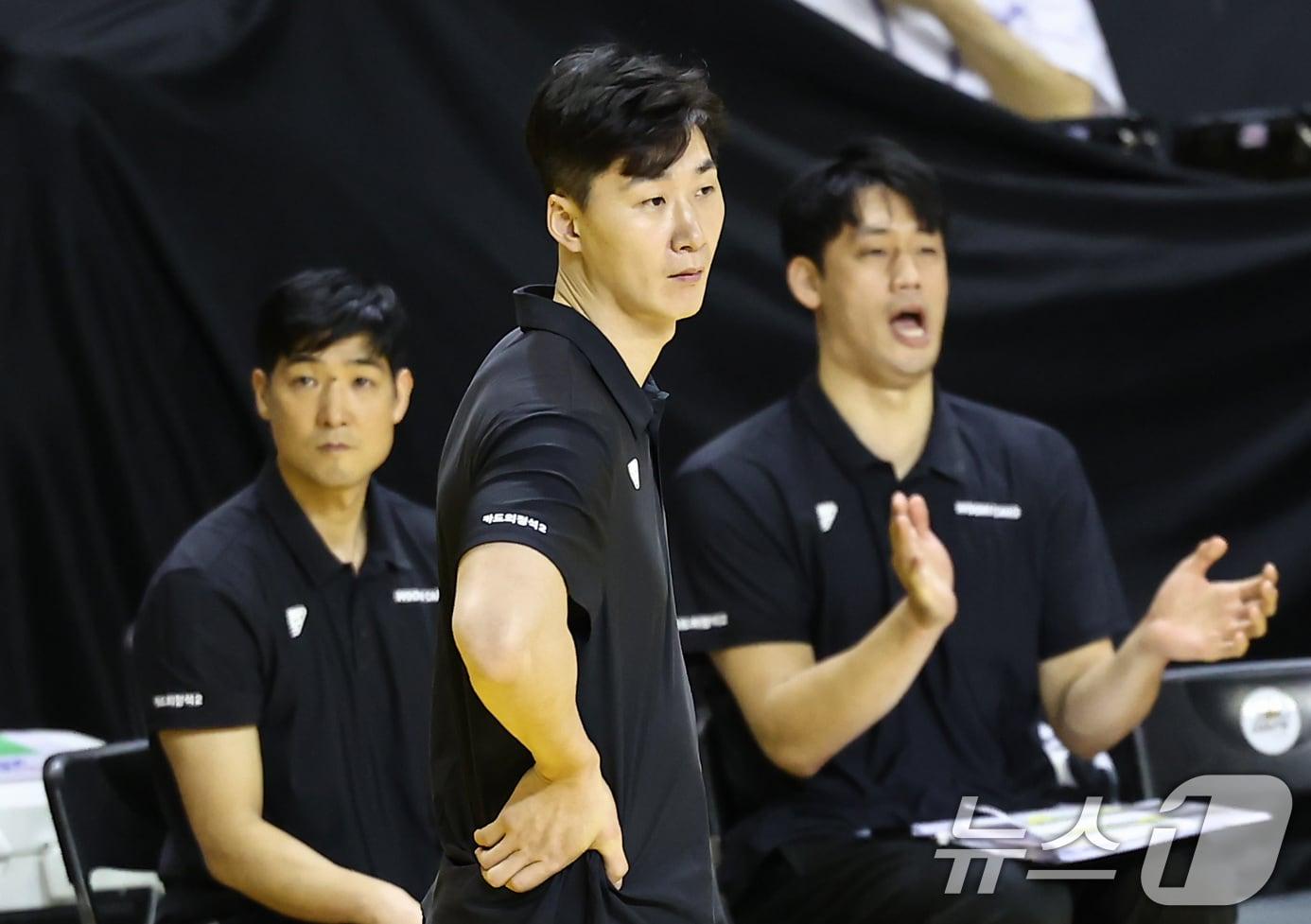 본문 이미지 - 우리카드 사령탑으로 부임한 박철우 감독.  ⓒ 뉴스1 김도우 기자