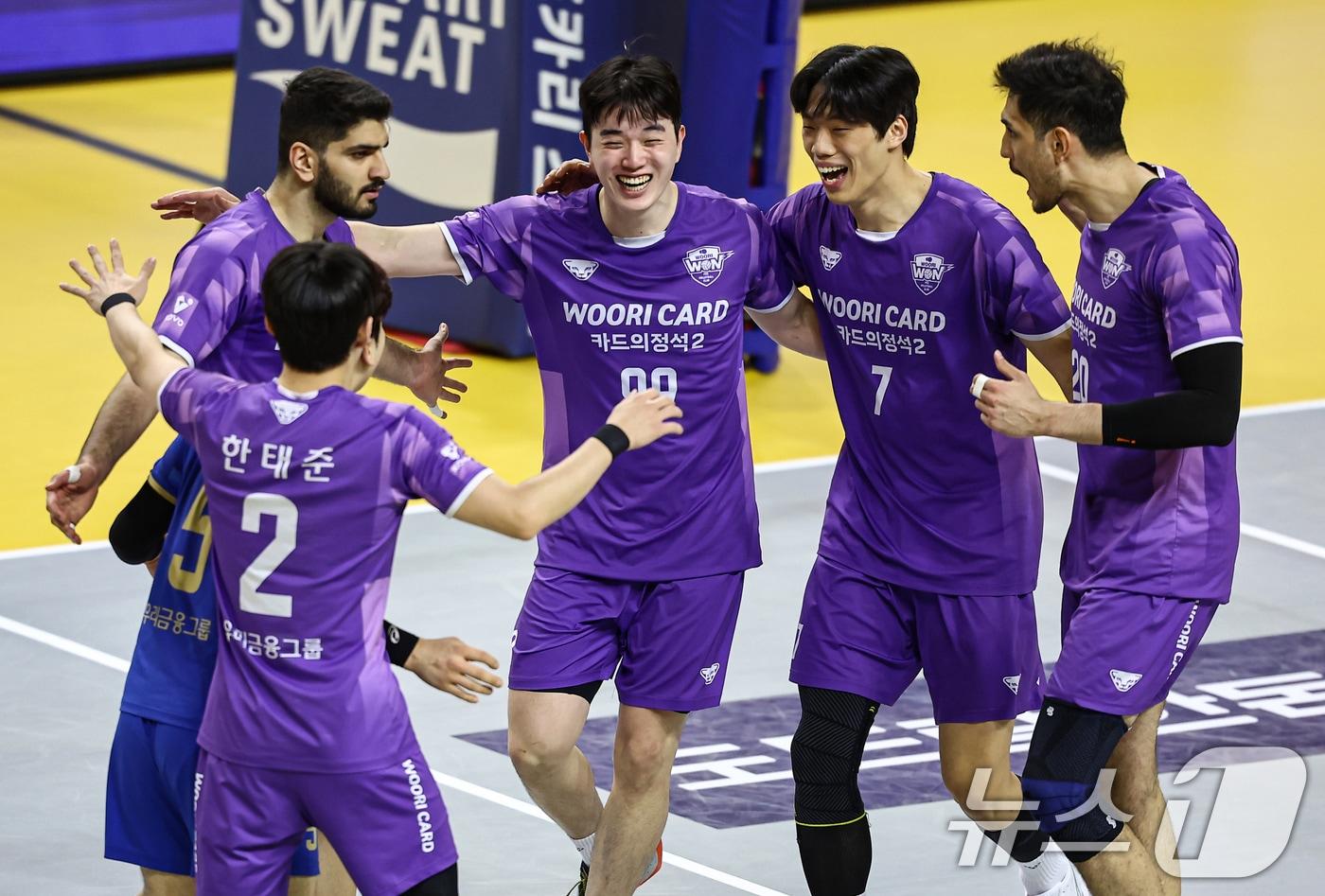 본문 이미지 - 25일 오후 경기 의정부 경민대학교 기념관에서 열린 2025-26 V리그 남자부 준플레이오프 KB손해보험과 우리카드의 경기, 우리카드 선수들이 공격에 성공하자 기뻐하고 있다. 2026.3.25 ⓒ 뉴스1 김도우 기자