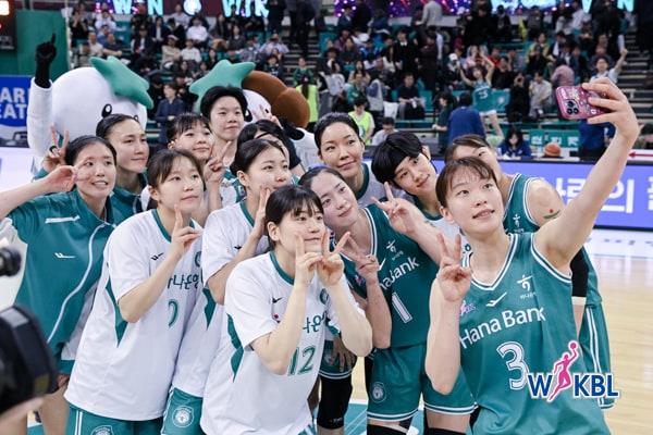 본문 이미지 -  하나은행이 우리은행을 53-51로 꺾었다.(WKBL 제공)