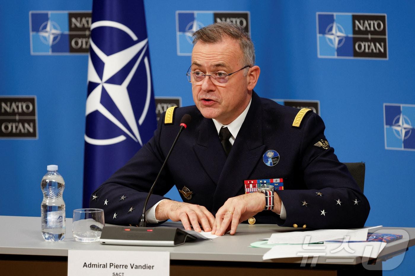 본문 이미지 - 2026년 1월 22일 피에르 방디에 북대서양조약기구(NATO) 연합군 전략강화최고사령부(SACT) 사령관이 나토 본부에서 공동 기자회견을 하고 있다. 2026.1.22. ⓒ 뉴스1 ⓒ 로이터=뉴스1