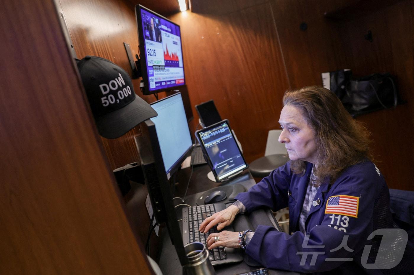 본문 이미지 - 한 트레이더가 25일(현지시간) 뉴욕증권거래소에서 근무하고 있다. 2026.3.25 ⓒ 로이터=뉴스1