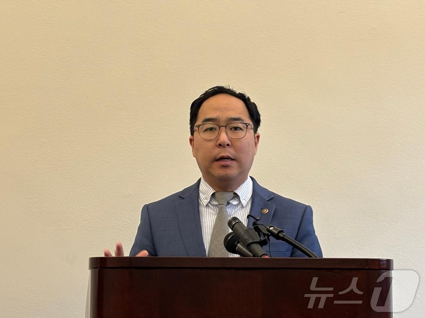 본문 이미지 - 앤디 김(뉴저지, 민주) 미국 연방의회 상원의원이 25일(현지시간) 워싱턴DC 의사당에서 연 언론과의 간담회에서 발언하고 있다. 2026.03.25. ⓒ 뉴스1 