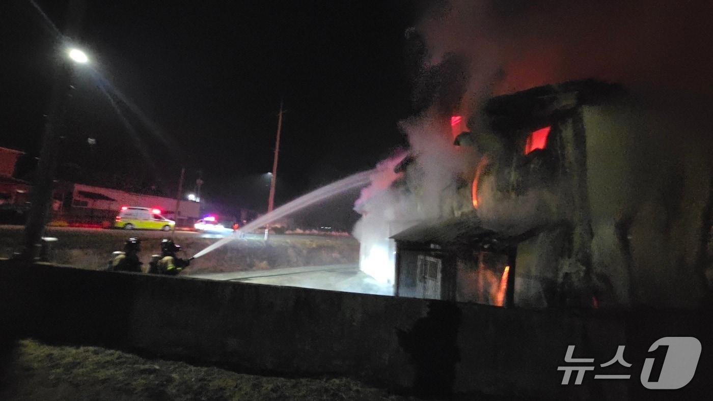 본문 이미지 - 26일 오전 2시 18분쯤 경북 경주시 현곡면 가정리 저온 창고에서 불이나 진화 대원들이 불을 끄고 있다.(경북소방본부 제공. 재판매 및 DB 금지)2026.3.26/뉴스1