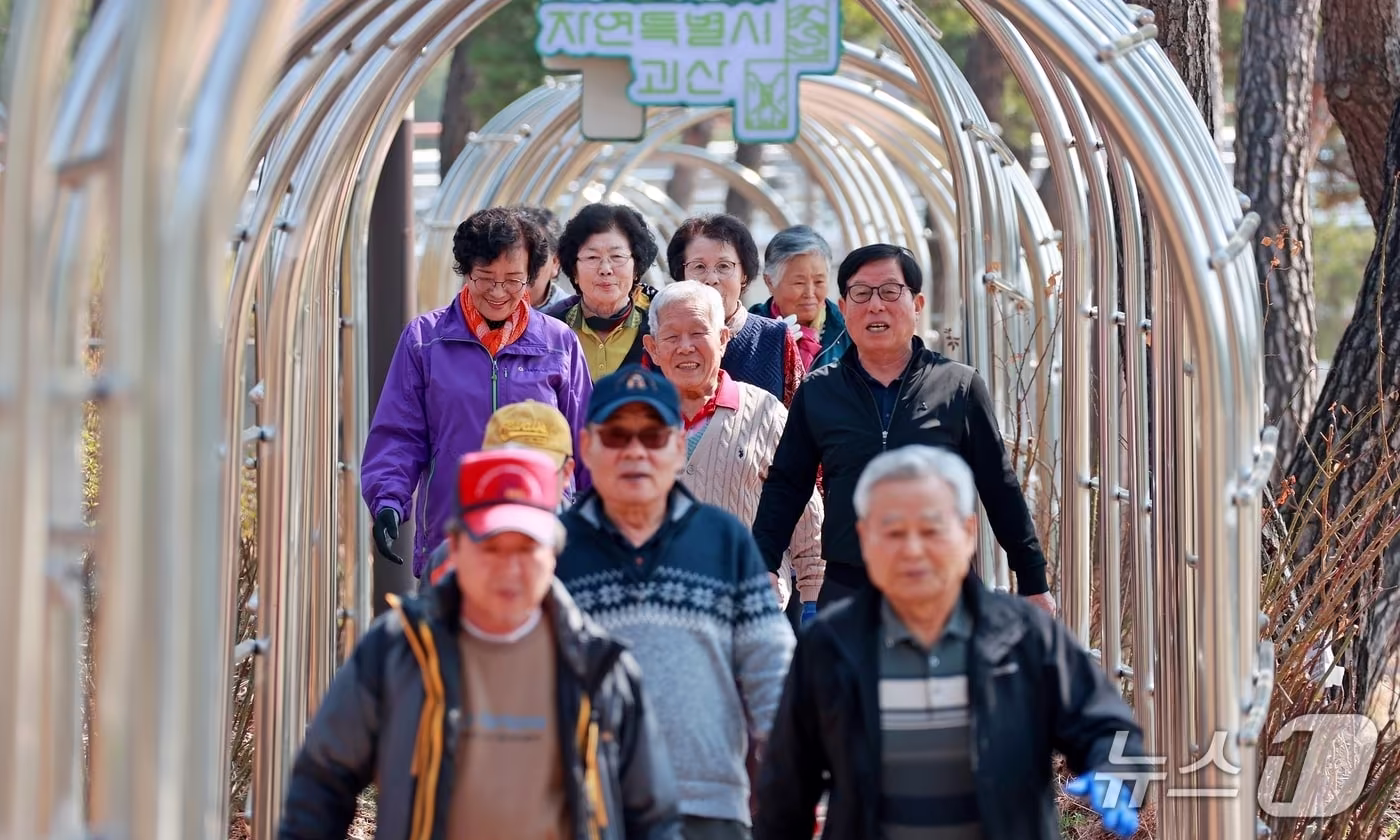 본문 이미지 - 괴산 동진천 산책로 걷는 주민들.(괴산군 제공. 재판매 및 DB금지)